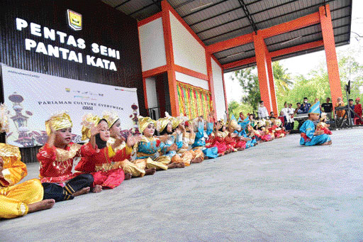 MEMUKAU: Sejumlah anak-anak sedang menampilkan pertunjukan tari tradisional di panggung Pantai Kata.(IST)