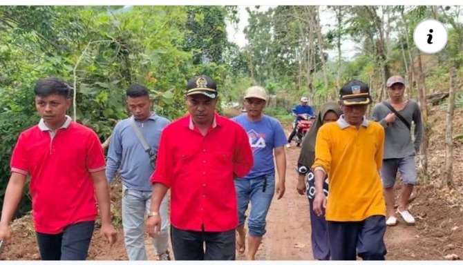 Ketua DPRD Dharmasraya Pariyanto bersama warga meninjau jalan.(IST)