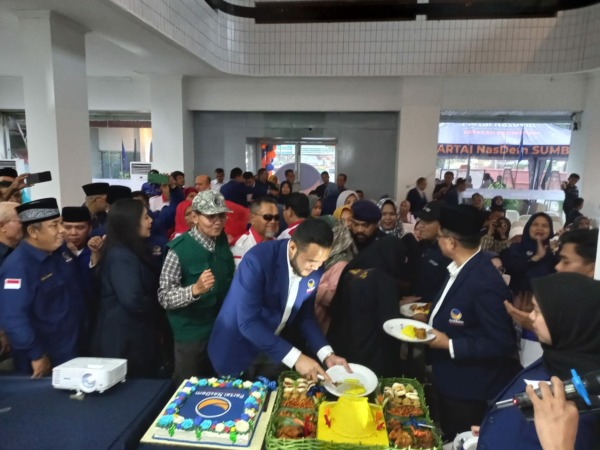 DPW Partai NasDem Simbar resmi menempati kantor baru di Jl Veteran No 14 A-C Padang, Jumat (11/11/2022). Peresmiannya ditandai dengan potong nasi tumpeng dan menyantuni anak yatim.