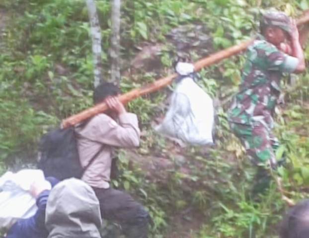 Tim evakuasi membawa perlengkapan ke TKP tenggelamnya Arfif di dasar kolam Air Terjun Bayang Aia, Pasaman.