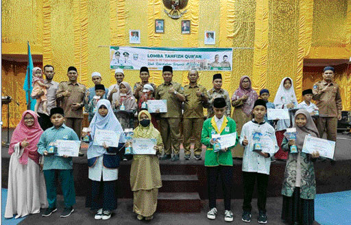 BANGGA: Kepala Dinas Pendidikan dan Kebudayaan Pasbar, Agusli, S.Pd bersama dengan para pemenang lomba tahfiz Quran tingkat SD dan SMP se-Kabupaten Pasbar.