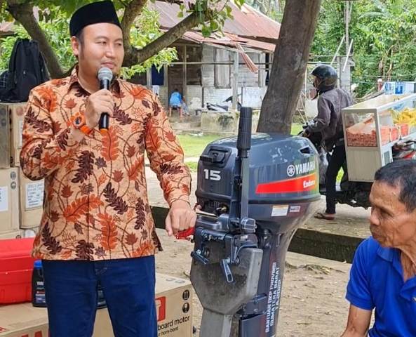 Rahmat Saleh saat memberikan bantuan mesin tempel kepada dua kelompok nelayan di Pantai Air Manis, Selasa (1/11/2022).