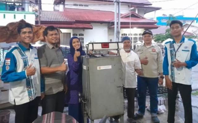 Penyerahan bantuan alat pengasapan otomatis untuk proses pengeringan ikan salai di Kelurahan Lolongbelanti Kota Padang.
