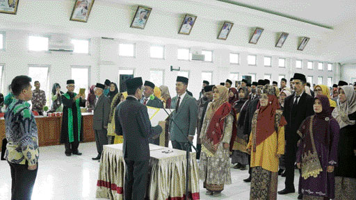 AMANAH: Bupati Limapuluh Kota, Safaruddin saat melantik ASN di Aula Kantor Bupati Sarilamak, Kamis (3/11).