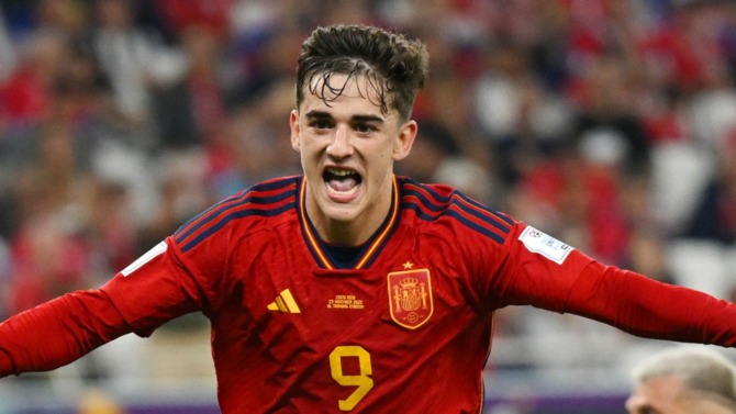 Pemain termuda Spanyol, Gavi merayakan setelah mencetak gol kelima timnya saat  melawan Kosta Rika, Rabu (23/11/2022) WIB. (Foto: Sky Sports News)