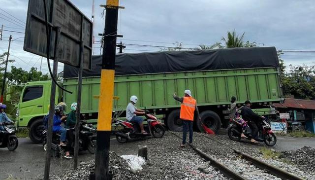 Truk logistik sembako tersangkut di perlintasan sebidang di KM 17+075 simpang Muaropenjalinan Kota Padang.