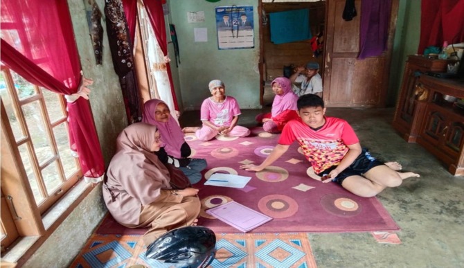 PEDULI: Guru ketika mengunjungi rumah salah seorang pelajar SMPN 8 Payakumbuh untuk mengetahui kondisi yang sebenarnya.