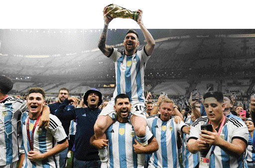 DINILAI MASIH KOMPETITIF: Penyerang sekaligus kapten timnas Argentina Lionel Messi mengangkat Piala Dunia yang mereka menangkan usai mengalahkan Perancis pada partai final di Lusail Stadium, dini hari kemarin.(INSTAGRAM SELECCION ARGENTINA)