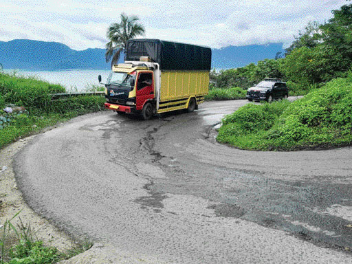 BERBAHAYA: Kondisi jalan di Kelok 44 banyak berlubang sehingga bisa membahayakan pengguna jalan, Senin (12/12).(PUTRA/PADEK)