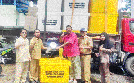 BANTUAN: Kepala Dinas Perikanan dan Pangan Guswardi didampingi kabid menyerahkan bantuan peralatan kepada perwakilan Kelompok Pedagang Ikan Pantai Purus, Senin (28/11).(IST)