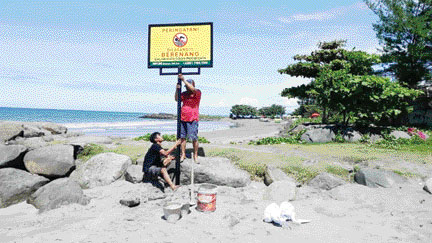 CEGAH KORBAN: Pemasangan palang dilarang berenang di Pantai Padang, kemarin.(DOK DISPAR PADANG)