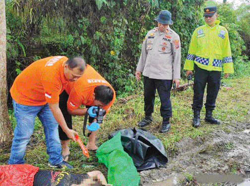 TANPA IDENTITAS: Kepolisian mengevakuasi jasad wanita tanpa identitas di Jalan Bypass Km 23, Kelurahan Batipuhpanjang untuk dibawa ke RS Bhayangkara, kemarin (4/12).(IST)