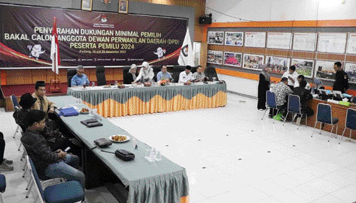 DITUTUP: Suasana penyerahan dukungan bacalon DPD RI dapil Sumbar di KPU Sumbar pada hari terakhir, Kamis (29/12).(EKA RIANTO/PADEK)