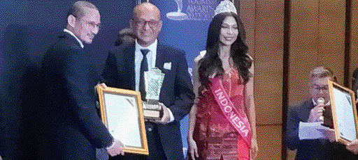 BIKIN BANGGA: Dirut PT Balairung Jaya, Ir. Buchari Bachter, MT menerima penghargaan dari Menparekraf, Sandiaga Uno, Jumat (16/12) malam.(IST)