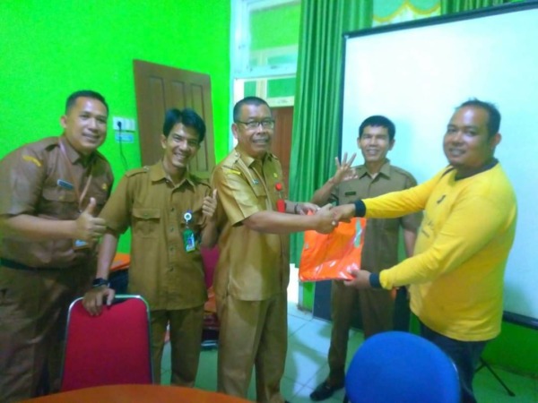 KINERJA: Kepala Dinas Lingkungan Hidup Dharmasraya Budi Waluyo mengapresiasi kinerja petugas kebersihan, kemarin (6/12).(IST)