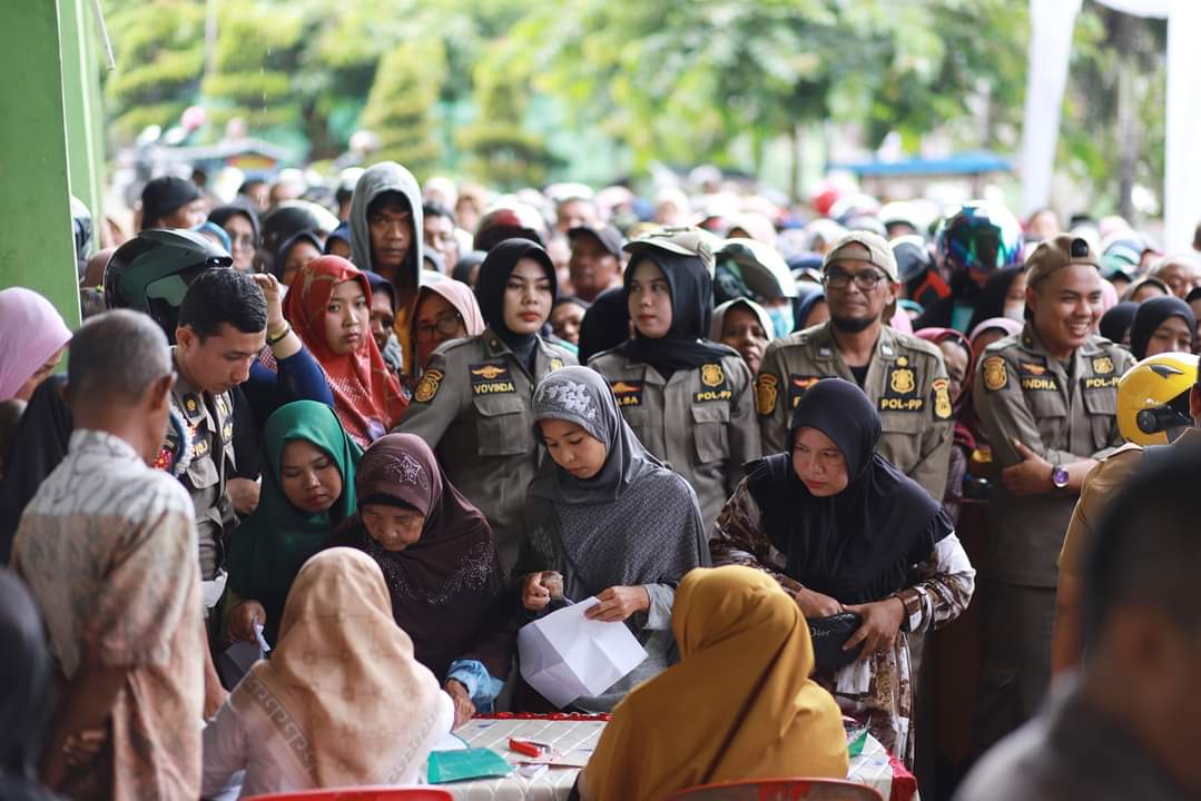 PADAT: Antusias warga Kota Solok dalam kegiatan Operasi Pasar Bersubsidi berupa paket sembako di Taman Istiqlal Lapangan Merdeka Kota Solok, Senin (12/12).(IST)