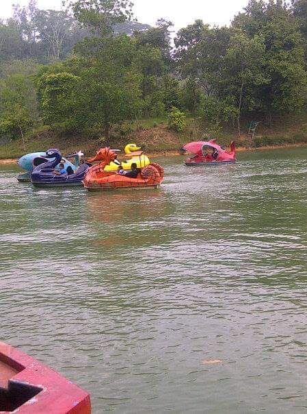 ANTUSIAS: Pengunjung Meer Von Kandi Heritage atau Danau Kandi menikmati permainan air yang ada disediakan pengelola beberapa waktu lalu.(IST)