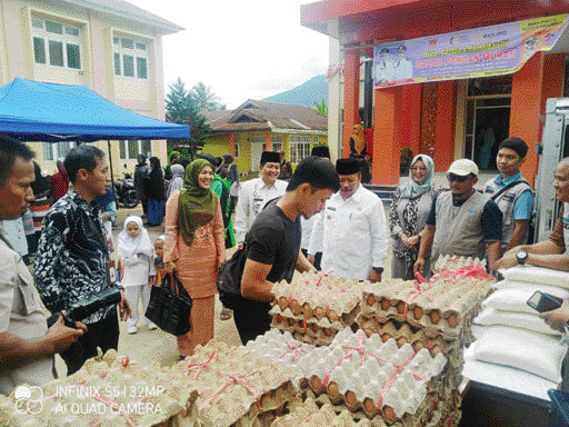 NORMALISASI HARGA: Pemkab Agam menggelar Bazar pangan murah untuk menjaga stabilitas harga dan keterjangkauan pangan.(PUTRA SUSANTO/PADEK)