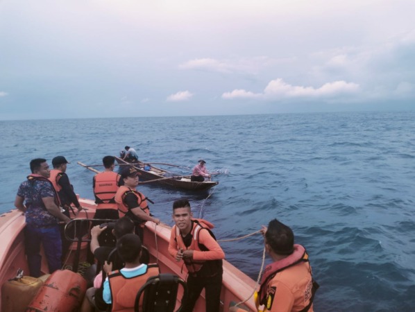 PENYELAMATAN: Petugas SAR Mentawai menyelamatkan penumpang long boat yang mengalami kerusakan mesin, Sabtu (10/12).(IST)