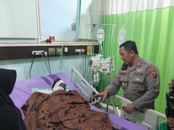 SELAMAT: Kapolres Sawahlunto AKBP Purwanto Hari Subekti membesuk Arif Munandar korban ledakan tambang di RSUD Sawahlunto, beberapa waktu lalu.(IST)