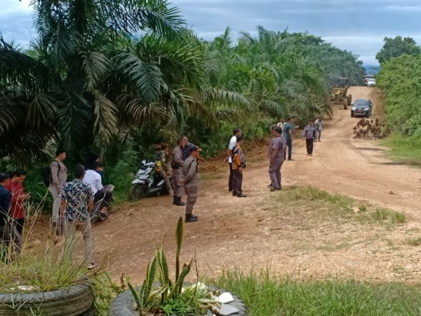 PENGERJAAN JALAN: Pelaksanaan pengukuran dan pelebaran jalan tembus Solok Selatan Dharmasraya beberapa waktu lalu. Selanjutnya akan dimulai pengaspalan di akhir tahun 2022 melalui dana BKK provinsi.(IST)