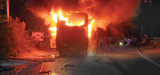 NAHAS: Bus pariwisata dari Kuantan Singingi, Provinsi Riau yang rencananya akan menuju Kota Padang terbakar di Dusun Sawahtaratak, Desa Muarokalaban, Kecamatan Silungkang Sawahlunto, kemarin.(HUMAS POLRES SAWAHLUNTO)