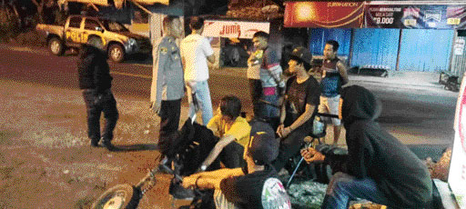 PATROLI: Personel kepolisian dari Polsek Bonjol razia miras dan petasan menjelang perayaan Nataru 2023, Sabtu (24/12).(IST)