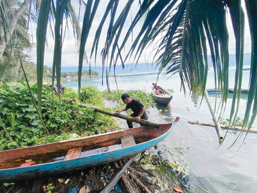 PENGERJAAN: Tim DPKP Agam melakukan pembersihan keramba di Danau Maninjau beberapa waktu lalu.(IST)