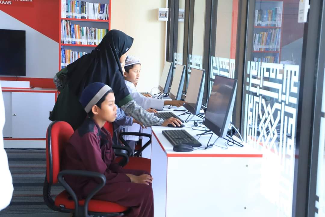 INOVASI: Suasana pojok baca digital di Masjid Agung Al Muhsinin Kota Solok yang diresmikan, Jumat (16/12).(FRIKEL/PADEK)