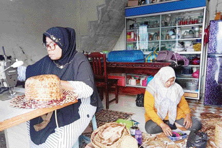 KREATIF: Aktivitas para ibu yang tergabung dalam kelompok Sadama menyulam eceng gondok jadi kerajinan bernilai ekonomi, beberapa waktu lalu.(IST)
