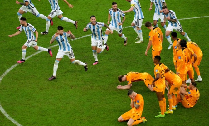 Para pemain Argentina merayakan kemenangan adu penalti mereka di depan para pemain Belanda. (Foto: Sky Sports News)