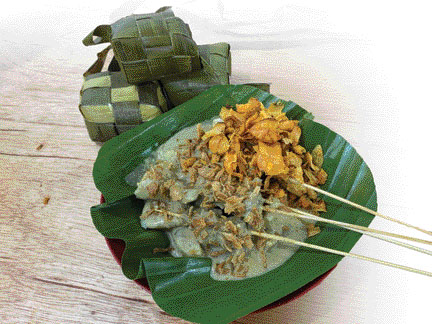 NIKMAT: Salah satu sate yang sudah ada sejak tahun 60-an di Kota Padang, Sate Mega. (RIZKI ATI HULWA/PADEK)