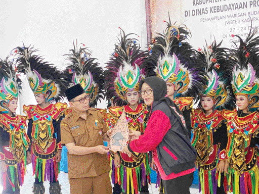 BERIKAN CENDERAMATA: Ketua Rombongan Dinas Pendidikan dan Kebudayaan Kabupaten Boyolali memberikan kenang-kenangan kepada Kepala Dinas Kebudayaan Provinsi Sumbar Syaifullah, Selasa (27/12).(IST)