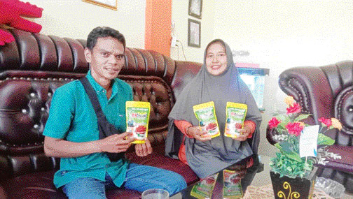 USAI DIWAWANCARAI: Fitria Amrina, pemilik UMKM dengan label produk Bagonjong bersama wartawan Padang Ekspres, Putra Susanto, di rumah produksinya di Simpang Tembok, Lubukbasung, Selasa (27/12).(IST)