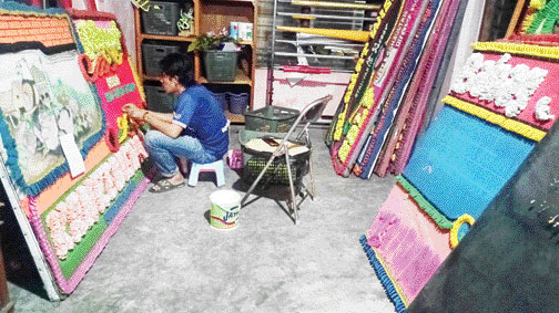PRODUKTIF: Salah seorang karyawan Williem Florist saat membuat karangan bunga, kemarin.(ROHIMUDDIN/PADEK)