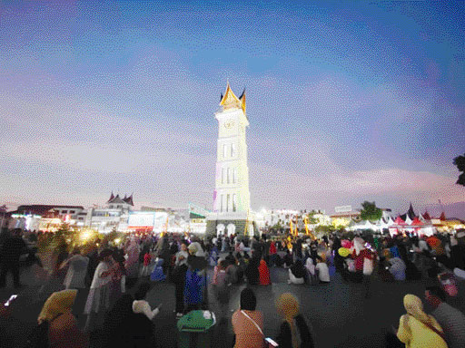 ATENSI PERGANTIAN TAHUN: Jelang malam pergantian tahun, Polda Sumbar dan jajaran akan melakukan rekayasa lalu lintas dan penutupan sejumlah jalur di Sumbar. Salah satunya jalan menuju Jam Gadang di Kota Bukittinggi.(SY RIDWAN/PADEK)