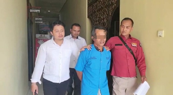 AYAH BIADAB: NJ, 47, saat digiring petugas ke sel tahanan Mapolres Padangpariaman, kemarin.(IST)