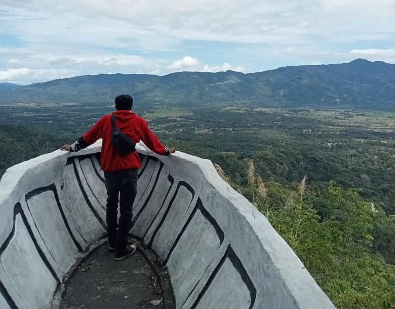 SEORANG pengunjung sedang menikmati keindahan dari Puncak Kumoyen.(IST)