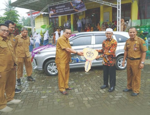 INOVATIF: Para siswa UPTD SMPN 1 Kecamatan Guguak memperlihatkan jurnal literasi. Inovasi ini dilakukan sekolah untuk meningkatkan minat baca para pelajarnya.(IST)