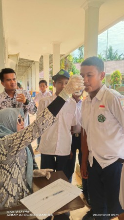 Siswa MTsN 11 Pesisir Selatan saat melakukan skrining perilaku merokok dari petugas Puskesmas Koto Baru, Kecamatan Lengayang baru-baru ini (Dok Dinkes)