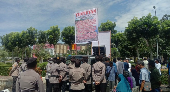 TOLAK: Puluhan warga dari aliansi masyarakat adat Nagari Lubukbasung, Kecamatan Lubukbasung, Agam, menggelar aksi damai di depan kantor bupati Agam, Senin (19/12). (Putra/Padek)