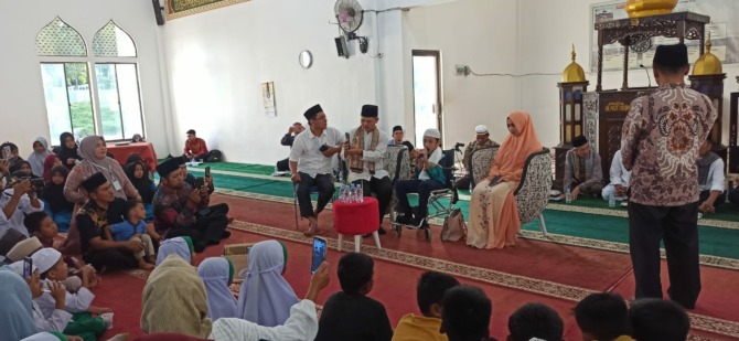M Naja saat jadi motivator di masjid al muttaqin Tigojangko, Sabtu (24/12).(IST)