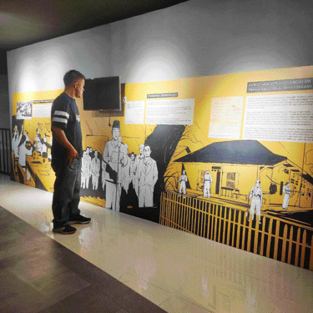 Seorang pengunjung berada di kawasan Monumen Bela Negara yang unik dan menarik beberapa waktu lalu.(FAJAR R VESKY/PADEK)