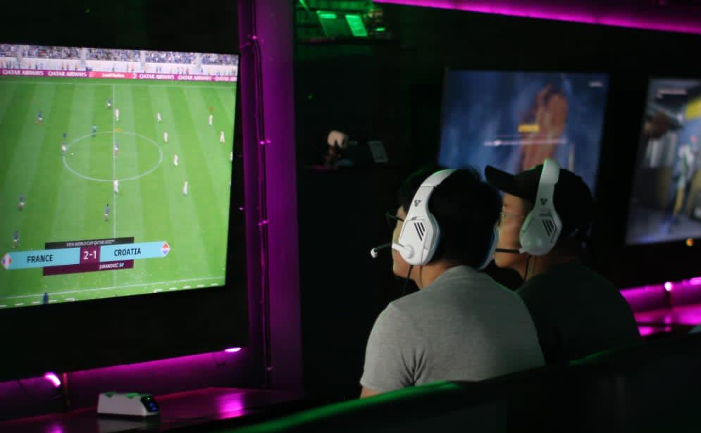 SERU: Dua orang yang tengah bermain PS di Game Blink Jalan Tarandam Kota Padang, Kamis (29/12).(IST)