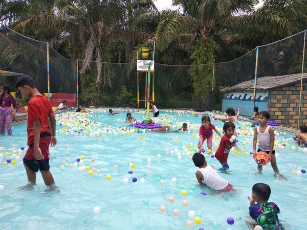 PENGUNJUNG saat menikmati liburan di kolam berenang objek wisata terpadu Ajo Manenggang di Kabupaten Dharmasraya beberapa waktu yang lalu.(IST)