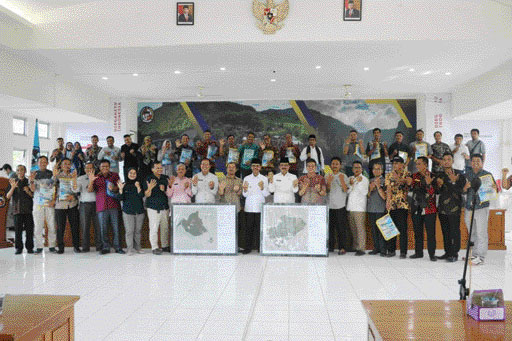 DITETAPKAN: Sejumlah wali nagari di Limapuluh Kota menerima hasil penetapan dan penegasan batas nagari di Aula Kantor Bupati Limapuluh Kota, Sarilamak Kecamatan Harau, Jumat (9/12) lalu.(IST)