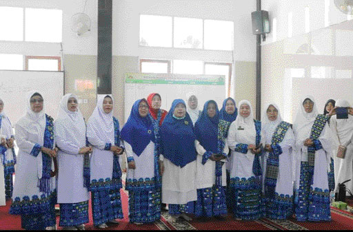 KEPENGURUSAN BARU: 22 pengurus BKMT Kecamatan Pasaman dilantik oleh Ketua BKMT Kecamatan Pasaman Nofriyanti yang disaksikan langsung oleh Ketua BKMT Kabupaten Pasbar Titi Hamsuardi, kemarin.(IST)