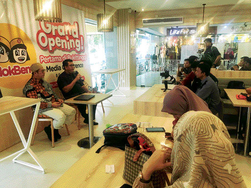 BEROPERASI: General Manager Operasional Hokben Bukittinggi, Syamsul Bahri didampingi Direktur LPPOM MUI Sumbar, Syaifullah saat Grand Opening Store Hokben di Plaza Bukittinggi, Kamis (8/12).(RIFA YANAS/PADEK)