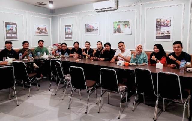 Kalapas Suliki, Kamesworo (empat dari kanan) ngopi bareng bersama wartawan, Minggu sore (4/12) di Padang,