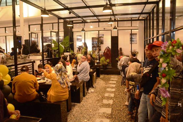 Sesudut Menyala Coffee & Resto di Senja Kenangan (Sentra Jajanan, Kerajinan dan Makanan), Kota Padangpanjang.